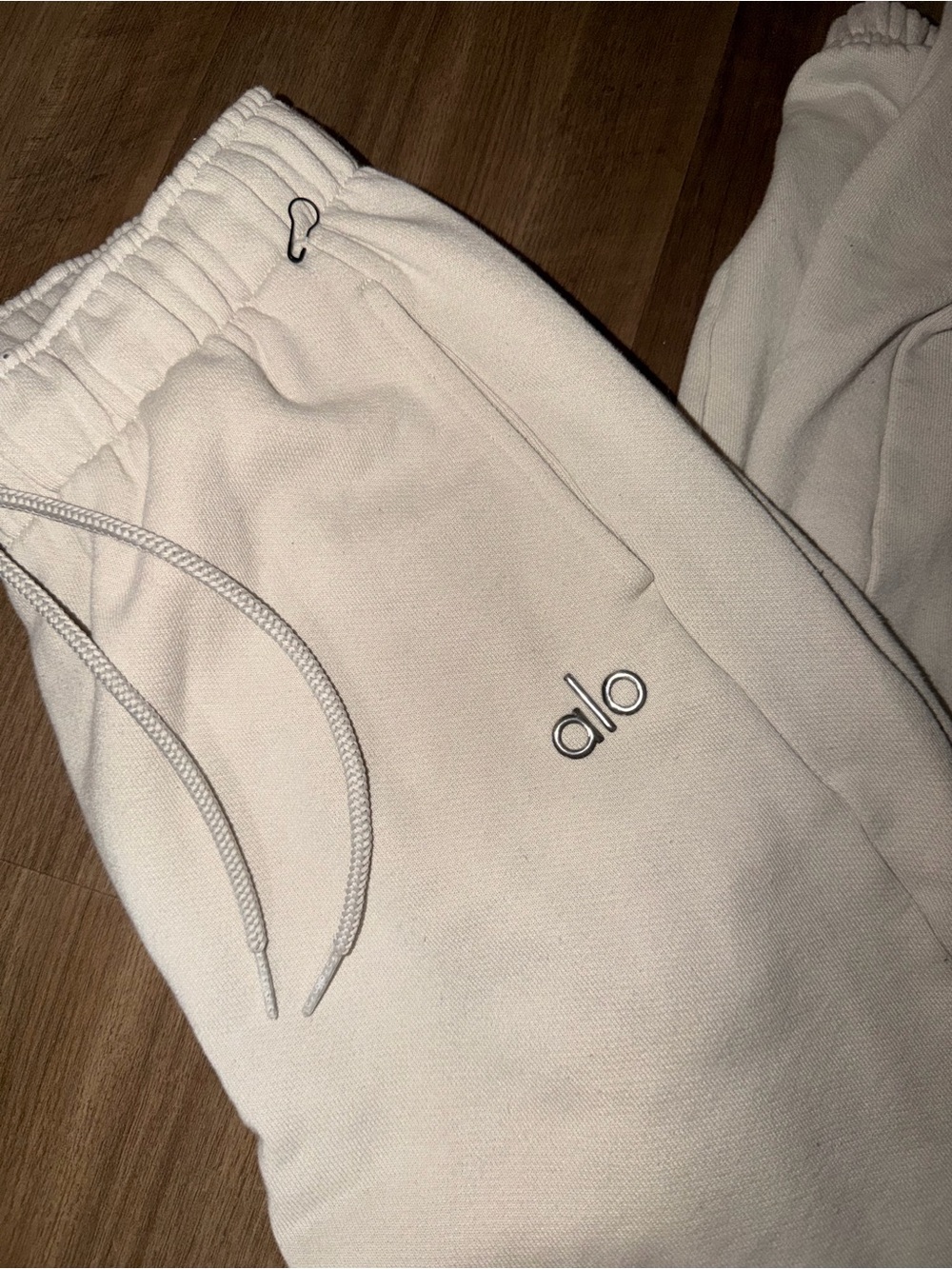 ALO YOGA IVORY JOGGERS 🤍✨ SIZE SMALL - Picture 2 of 2